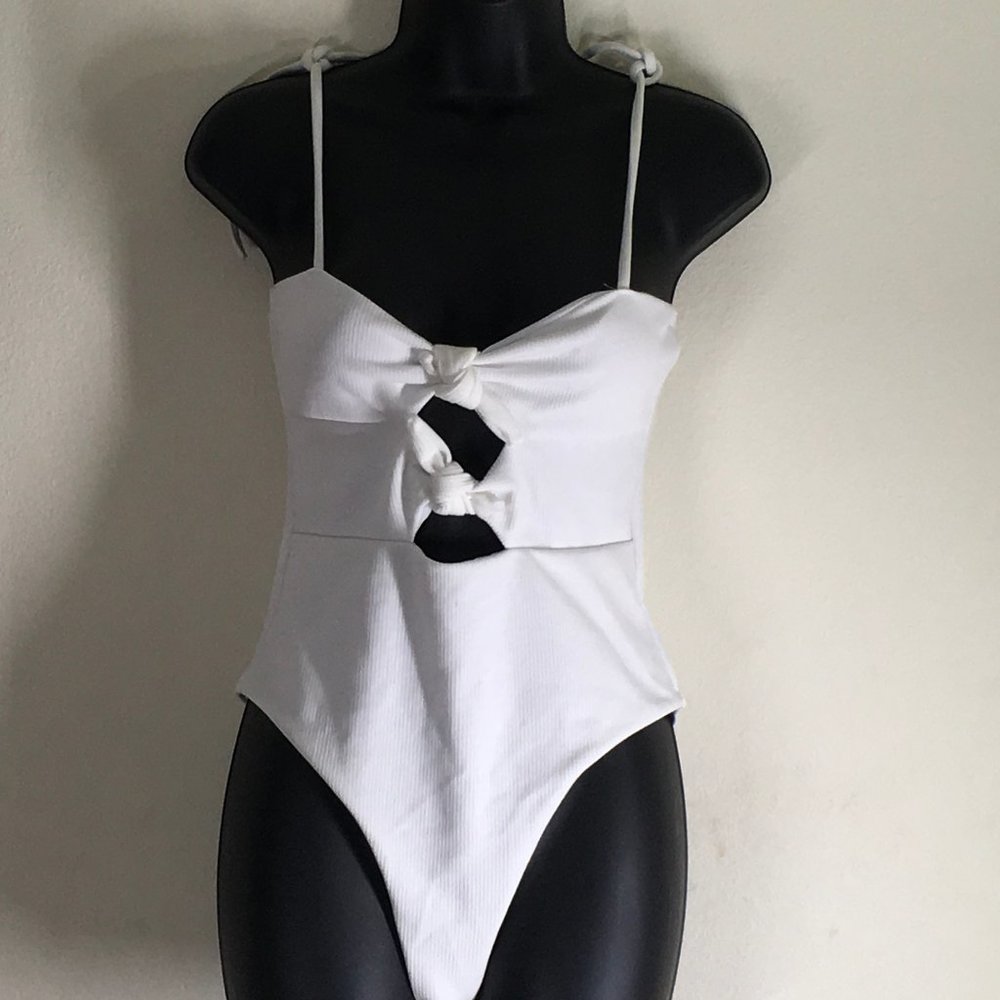 Mizaful White Ribbed Knotted Cut Out